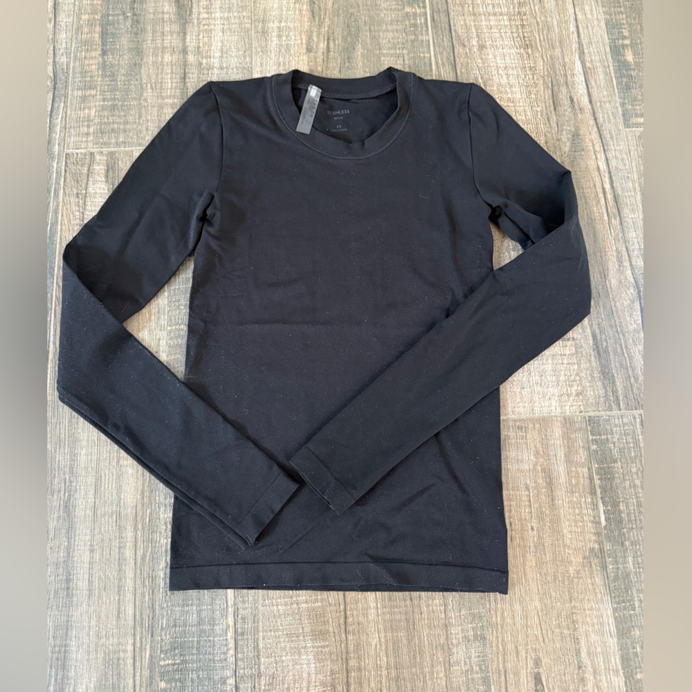 Aritzia Black Seamless long sleeve